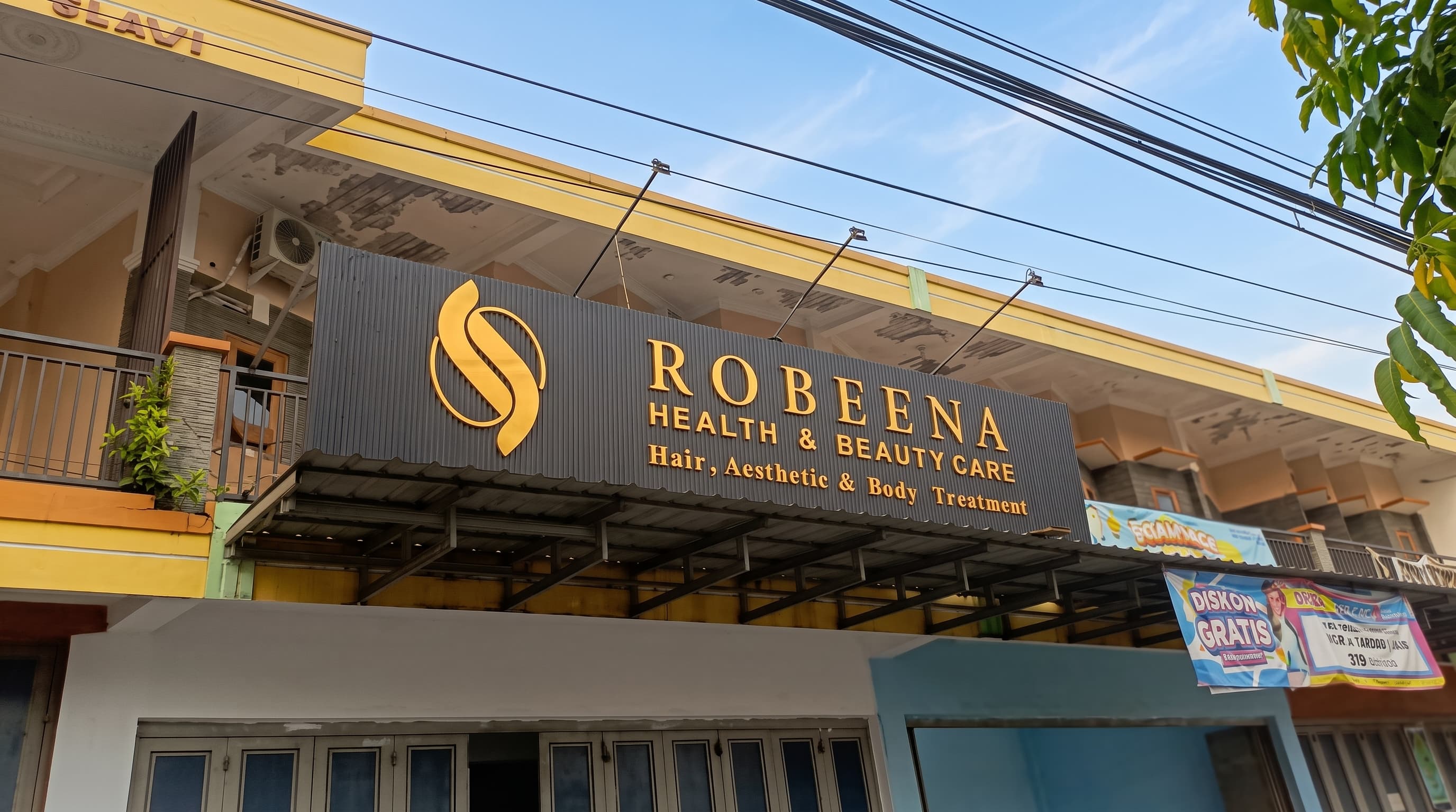 Papan nama gerai Robeena Health & Beauty Care